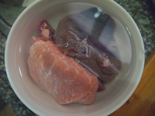 6、猪杂汤米线,将猪心猪肝猪瘦肉先泡水洗干净