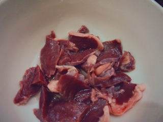 11、猪杂汤米线,猪心切成片