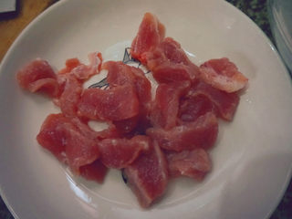 9、猪杂汤米线,将猪瘦肉切成块