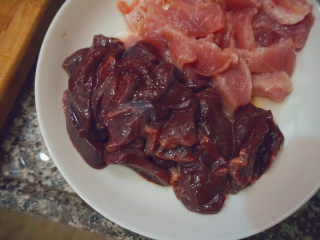 10、猪杂汤米线,猪肝也切成薄片