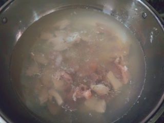 13、猪杂汤米线,水开后先倒入猪瘦肉和猪心，煮2-3分钟