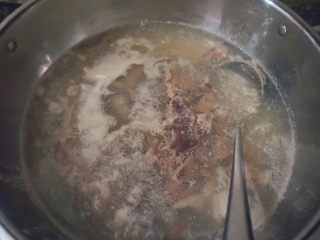 14、猪杂汤米线,再倒入猪肝煮2分钟