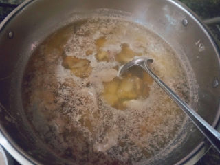 15、猪杂汤米线,汤表面上的白沫要记得去掉哦