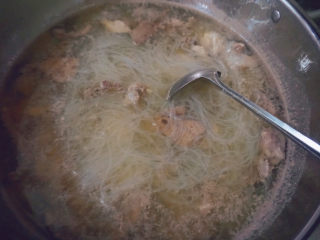 16、猪杂汤米线,倒入米线煮2分钟