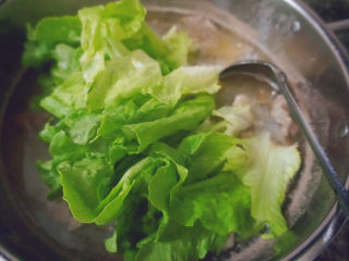 17、猪杂汤米线,最后倒入生菜