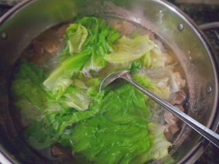 18、猪杂汤米线,加入1勺花生油3勺食盐搅拌煮1分钟