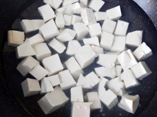 6、茄汁金针菇炖豆腐,豆腐锅内焯水两分钟捞出。