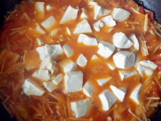 12、茄汁金针菇炖豆腐,放豆腐。