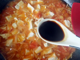 13、茄汁金针菇炖豆腐,放一勺老抽。