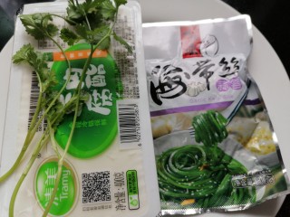 1、海带豆腐汤,准备好所需材料