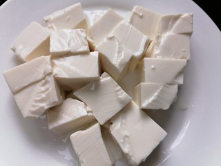 2、海带豆腐汤,将豆腐切成均匀的块状