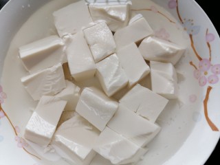 3、海带豆腐汤,将豆腐在盐水中浸泡一会去除豆腥