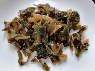 4、海带豆腐汤,海带剪成小段