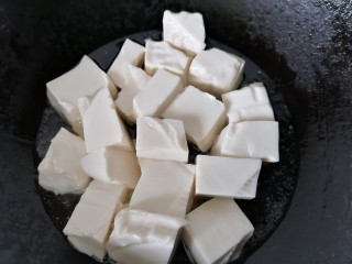 7、海带豆腐汤,放入豆腐