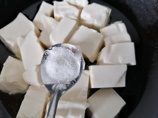 8、海带豆腐汤,加入一勺盐调味