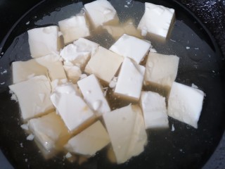 10、海带豆腐汤,加入适量水烧开
