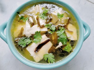 14、海带豆腐汤,放上香菜点缀