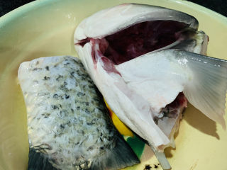 1、豆腐鱼头汤,鱼头洗净