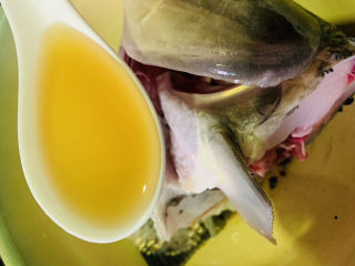 2、豆腐鱼头汤,加料酒