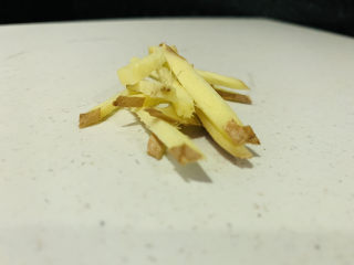 3、豆腐鱼头汤,姜切丝