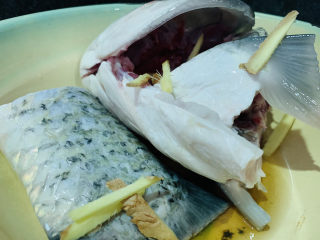 4、豆腐鱼头汤,加姜丝，先腌制半小时