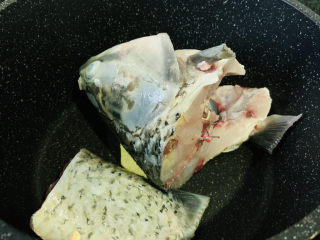 7、豆腐鱼头汤,放入鱼，