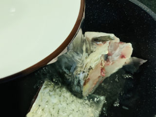 8、豆腐鱼头汤,倒入清水，这时候再开火