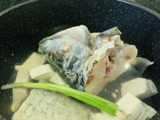 10、豆腐鱼头汤,加葱白