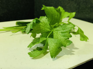 13、豆腐鱼头汤,蒜叶，芹菜洗净