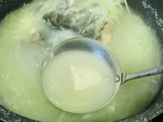 14、豆腐鱼头汤,这时候汤汁浓白