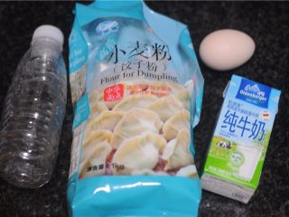 1、解救不会调面糊的你——懒人式煎饼,首先将所需要的食材准备好，注意，今天我们的主要道具是一个矿泉水瓶子哦