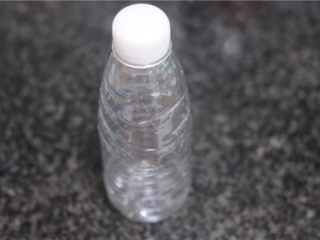 2、解救不会调面糊的你——懒人式煎饼,先将瓶子洗干净