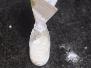 3、解救不会调面糊的你——懒人式煎饼,接着，在这个瓶子里面倒入一杯份量的面粉，