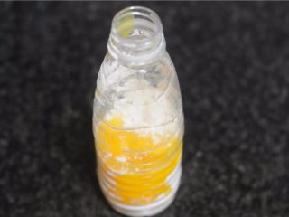 4、解救不会调面糊的你——懒人式煎饼,随后，再往里面打入一颗鸡蛋