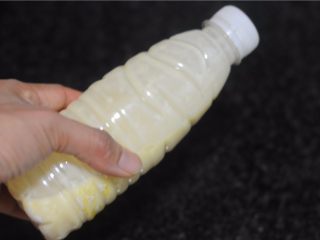 7、解救不会调面糊的你——懒人式煎饼,随后，将塑料瓶的盖子拧紧，并用手拿着瓶子上下进行摇晃，直到瓶子里面的材料都混合均匀，