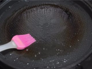 8、解救不会调面糊的你——懒人式煎饼,平底锅加入，刷油