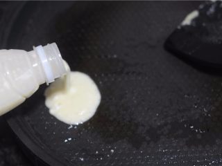 9、解救不会调面糊的你——懒人式煎饼,将瓶子里的面糊倒在平底锅里