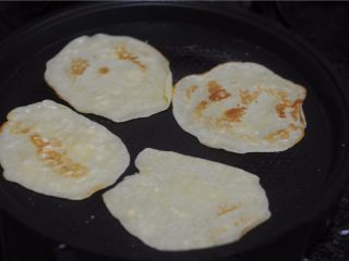 11、解救不会调面糊的你——懒人式煎饼,盖上锅盖，两面煎至金黄色的花纹