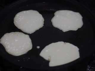 10、解救不会调面糊的你——懒人式煎饼,按照自己的喜好，确定饼的大小和厚薄