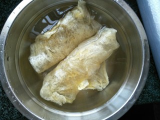 1、鱼胶猪骨汤,鱼胶提前用水浸泡软。