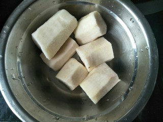 3、鱼胶猪骨汤,山药切成小块。