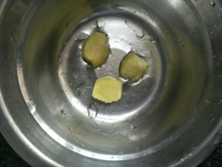 4、鱼胶猪骨汤,姜去皮切片