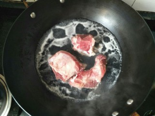 6、鱼胶猪骨汤,猪骨洗干净，锅内放入猪骨煮一会去掉血水。