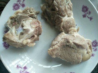 7、鱼胶猪骨汤,煮过的猪骨捞起用水再冲洗一次。