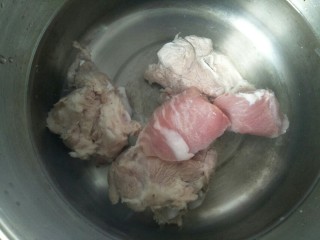 8、鱼胶猪骨汤,煲里放入适量的水，放入姜片，猪骨和瘦肉。