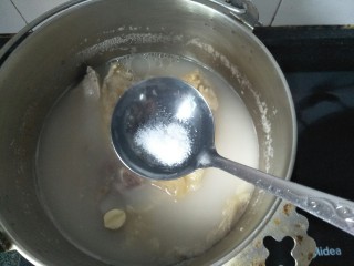 10、鱼胶猪骨汤,出炉前放入适量的盐搅拌均匀。