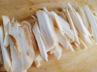 3、小炒杏鲍菇,切丝。