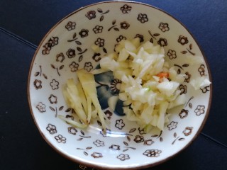 7、小炒杏鲍菇,准备姜丝,蒜末。