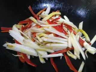 9、小炒杏鲍菇,改急火放入杏鲍菇和红椒。