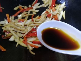 11、小炒杏鲍菇,放半勺生抽增鲜。